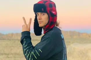 Подарок поклонницам? Джаред Лето позирует топлес в шапке Санта-Клауса Подарок поклонницам? Джаред Лето позирует топлес в шапке Санта-Клауса