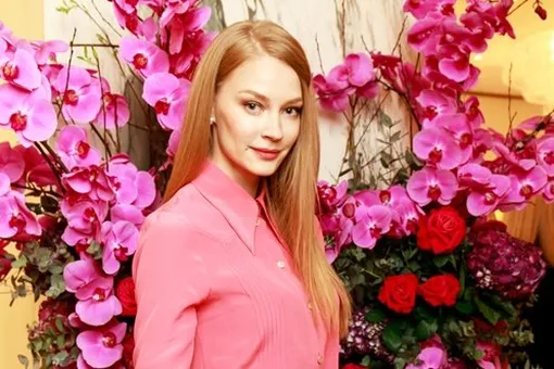 Цветет! Светлана Ходченкова в нежно-розовым наряде на открытии бутика Bulgari