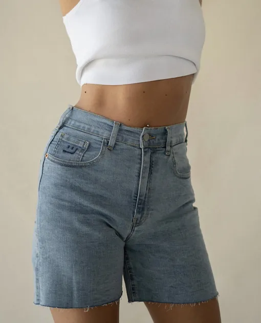 Выбирайте джинсовые шорты с аккуратными потертостями и минималистичным декором