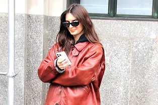 Эмили Ратаковски показывает, какая верхняя одежда будет в моде весной-2023