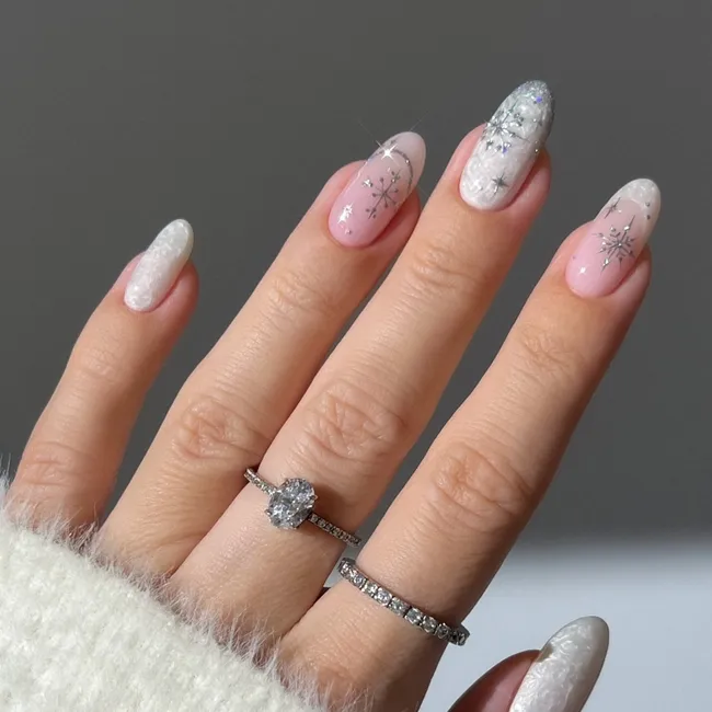 24 идеи новогоднего маникюра в белом цвете