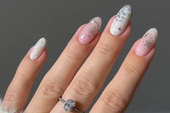 24 идеи новогоднего маникюра в белом цвете