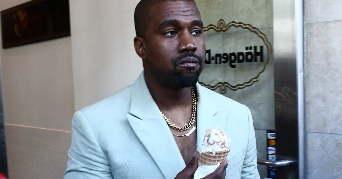 Такого еще не видели: Канье Уэст состроил гримасу папарацци