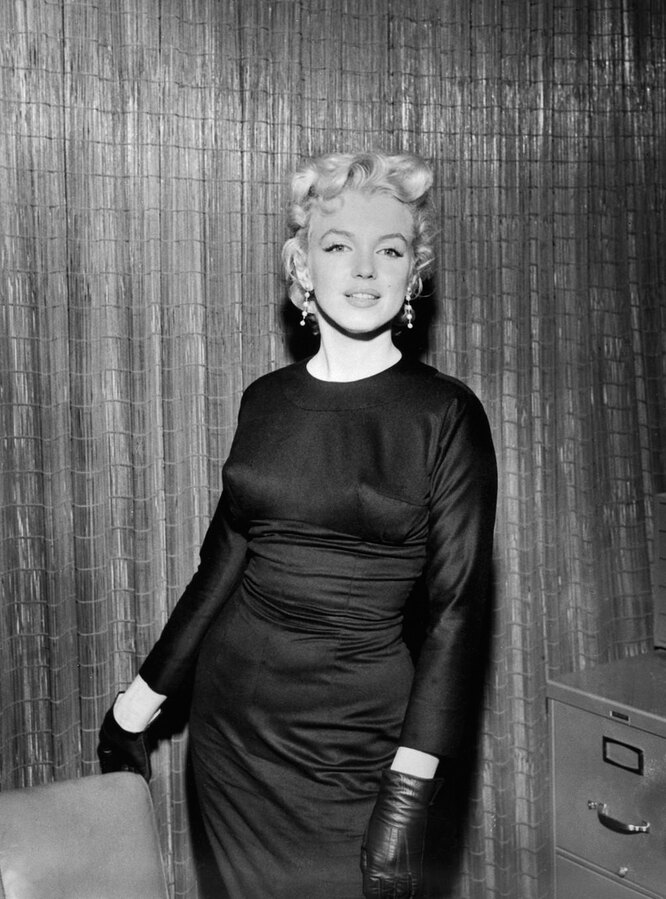 Брук көк порно Жігіттер қызды кезек-кезек сиқытатын