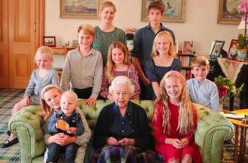 Елизавета II с правнуками