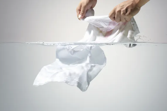 Как стирать белые вещи, чтобы они сохранили цвет