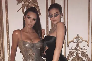 Ким Кардашьян поделилась фото с сестрой-именинницей, но вряд ли вы узнаете на них Кайли Дженнер