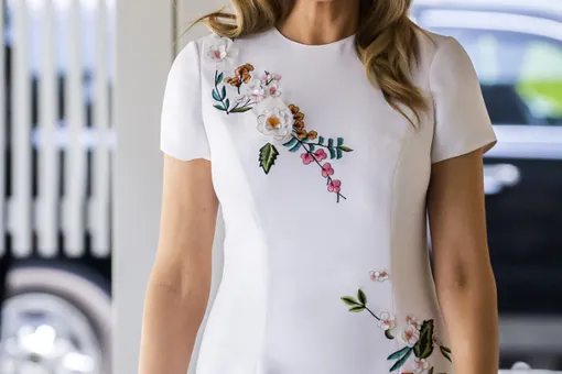 Мелания Трамп в белом платье с цветочным узором встретилась с императором Японии