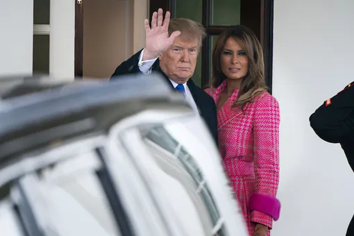 Мелания Трамп в ярко-розовом пальто и нюдовых лодочках приехала в Белый дом