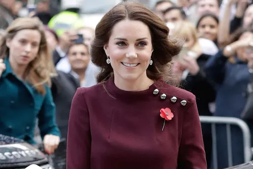 Ни минуты покоя: Герцогиня Кэтрин вышла в свет в мини платье цвета бургунди