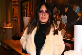 С чем носить короткую шубу — стильный ответ нашла Сальма Хайек С чем носить короткую шубу — стильный ответ нашла Сальма Хайек