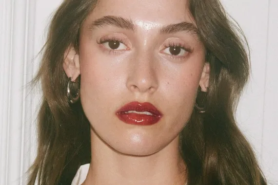 Красная помада — мастхэв зимы-2026. Вот 8 модных вариантов макияжа губ в этом оттенке