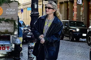 С чем носить джинсовую юбку зимой — учимся на примере Джиджи Хадид