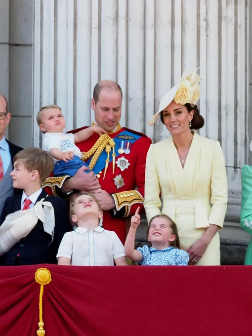 Принц Уильям и Кейт Миддлтон с сыновьями — принцами Луи и Джорджем, и дочерью принцессой Шарлоттой
