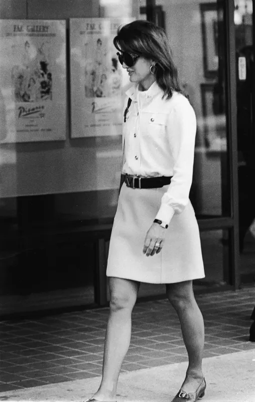 Жаклин Кеннеди в мини-юбке, 1970 год