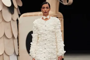 КАК НОСИТЬ МИНИ ЭЛЕГАНТНО — вдохновляемся НОВОЙ КОЛЛЕКЦИей CHANEL КАК НОСИТЬ МИНИ ЭЛЕГАНТНО — вдохновляемся НОВОЙ КОЛЛЕКЦИей CHANEL