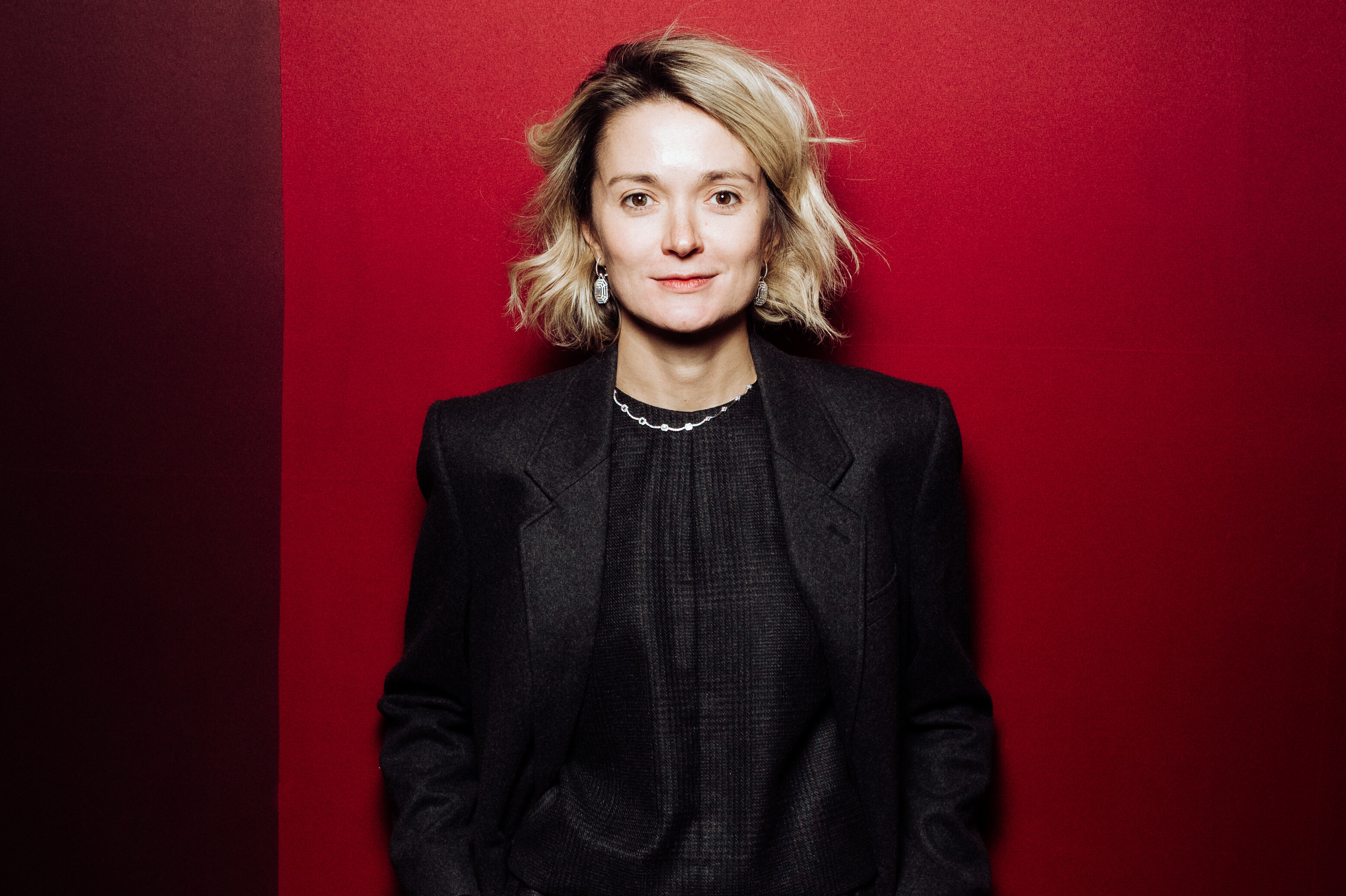 Жағажайдағы азиялық порно Қыздың өте үлкен емізіктері бар