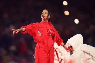 Рианна рассекретила вторую беременность на шоу Superbowl-2023 Рианна рассекретила вторую беременность на шоу Superbowl-2023