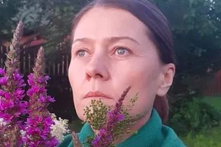 «Ясно одно — он женат»: Мария Миронова выложила снимок, на котором обнимается с загадочным мужчиной