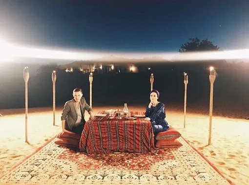 романтический ужин пары в пустыне