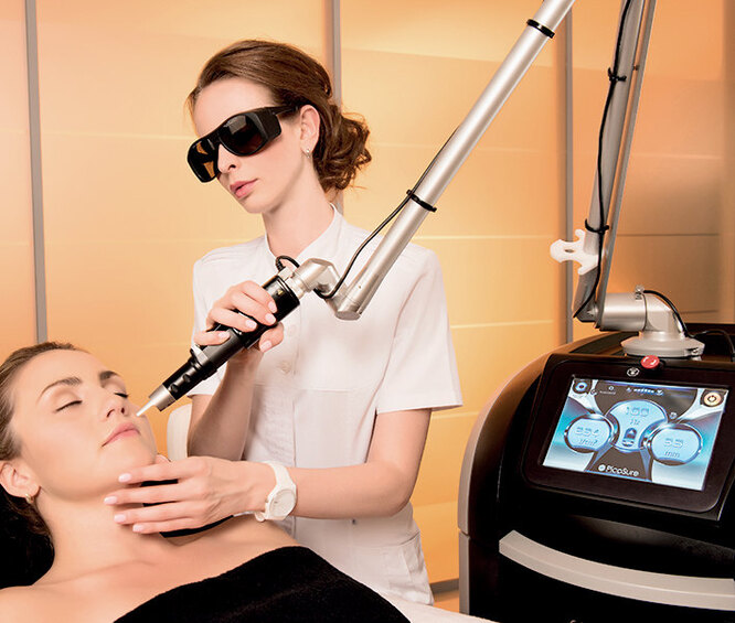 Лазер PicoSure недавно стали использовать в клинике косметологии и пластической хирургии Evolution (SkinCeuticals Advanced Clinical Center)