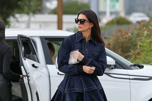 Этой зимой вам необходимо темно-синее миди. Кендалл Дженнер знает, как подобрать самую женственную модель