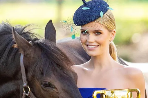 Китти Спенсер в платье с обнаженными плечами позировала с конем в Мельбурне