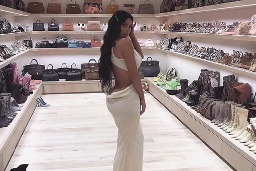 Ким Кардашьян в платье с открытой спиной показала огромную гардеробную