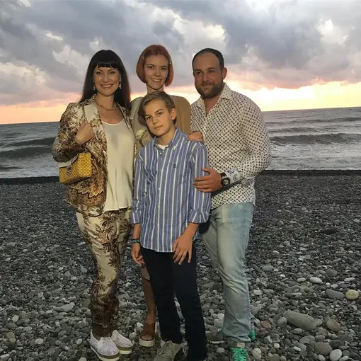 Нонна Гришаева с мужем и детьми