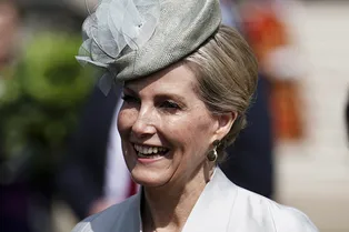 Какое платье в цветок купить женщинам 45+ на лето — показывает герцогиня Софи