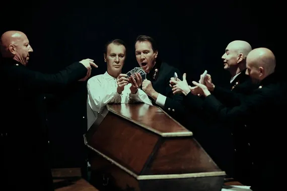 Премьера спектакля и день рождения салона красоты: чем запомнилась прошедшая неделя