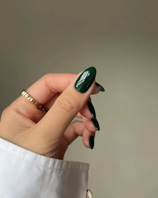 Темно-зеленые ногти