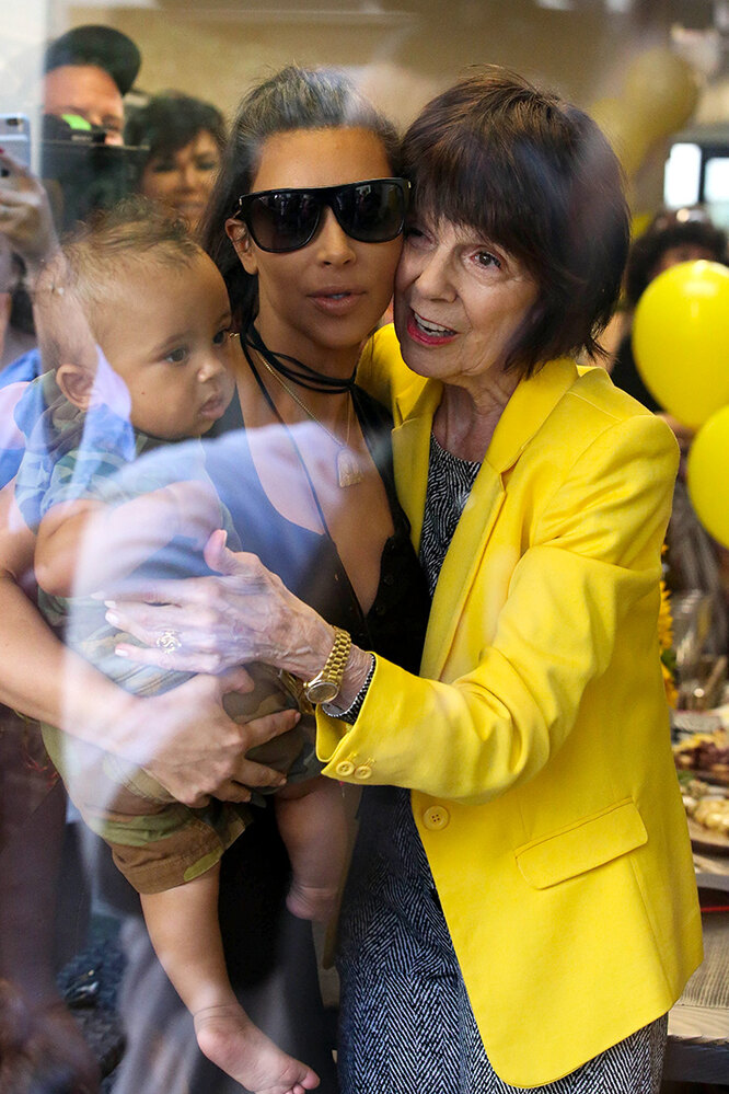 Ким Кардашьян с сыном и бабушкой Мэри Джо Шэннон