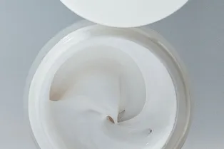 9 лучших кремов для тела с мочевиной, которые действительно работают