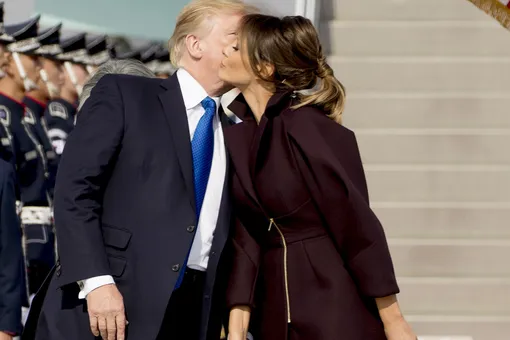 Дали волю чувствам: Мелания и Дональд Трамп поцеловались на приеме в Корее