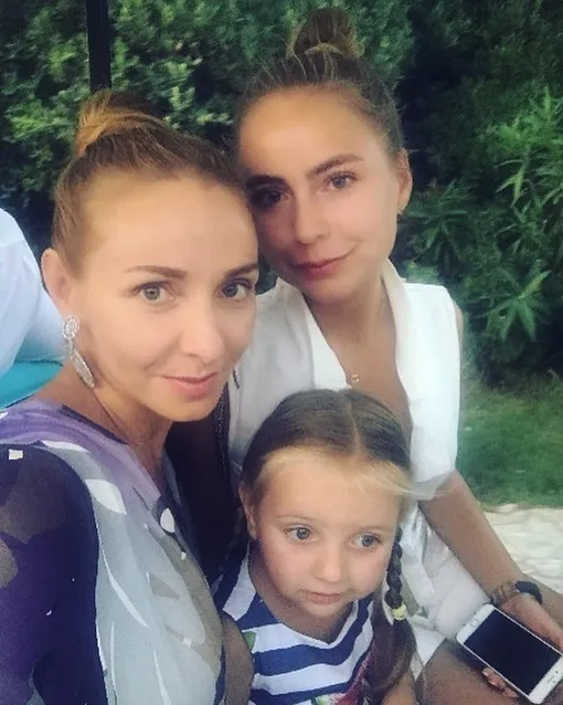 Татьяна Навка с дочерьми Надеждой и Александрой