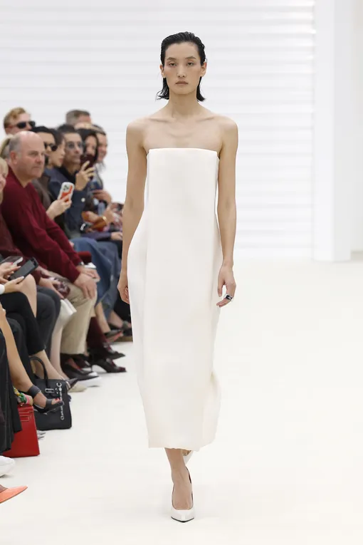 модное платье с открытыми плечами