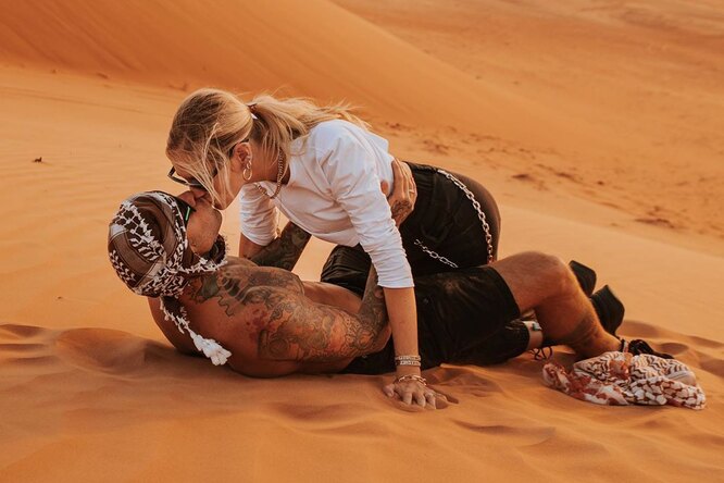 Горячо: Кьяра Ферраньи страстно обнималась с мужем в пустыне Омана