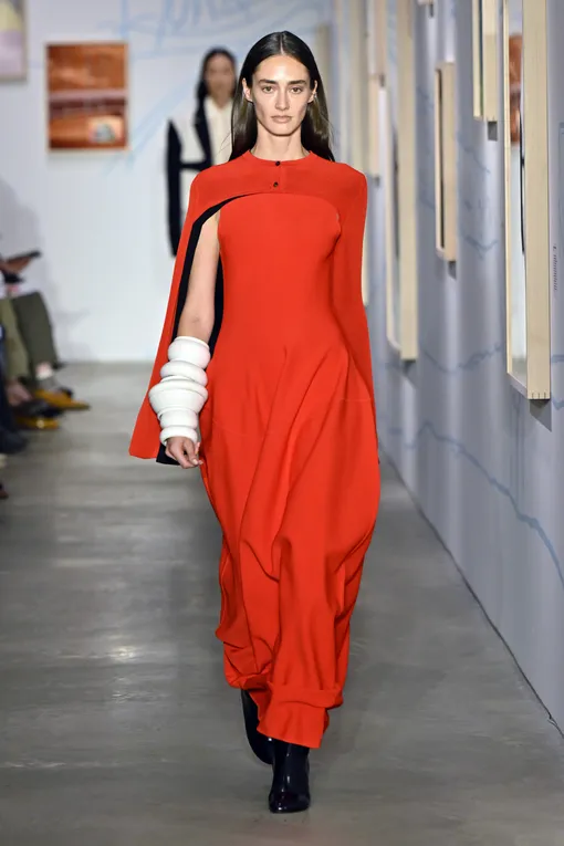 платье с накидкой на весну 2026