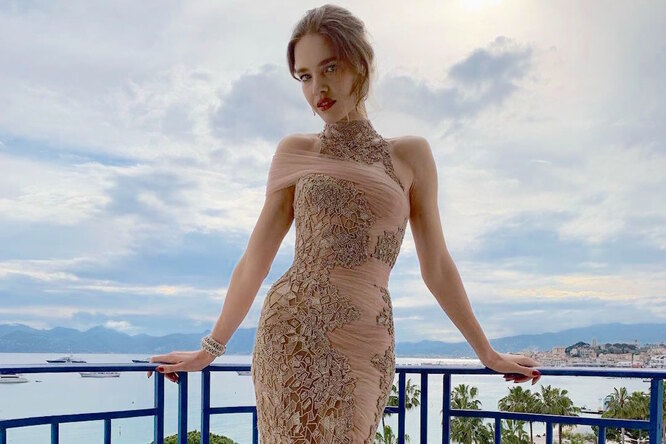 Наталья Водянова в обворожительном платье Versace стала королевой вечера