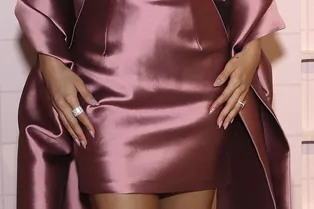 Как у Селены Гомес: самый трендовый дизайн ногтей ноября-2025 — blush jelly chrome nails Как у Селены Гомес: самый трендовый дизайн ногтей ноября-2025 — blush jelly chrome nails