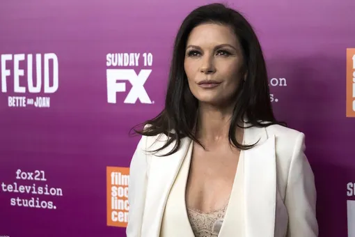 Фанаты не оценили «застывшее» лицо 47-летней Кэтрин Зеты-Джонс без макияжа Фанаты не оценили «застывшее» лицо 47-летней Кэтрин Зеты-Джонс без макияжа