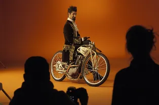 Держится в седле