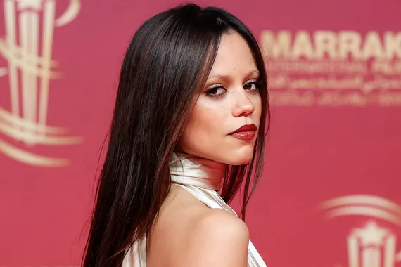 Espresso red — трендовое окрашивание для тонких волос, которое будет актуально в 2026-м