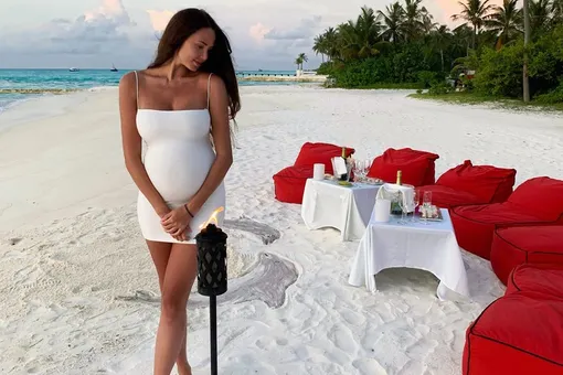 Беременная Анастасия Решетова в мини-платье позировала на пляже