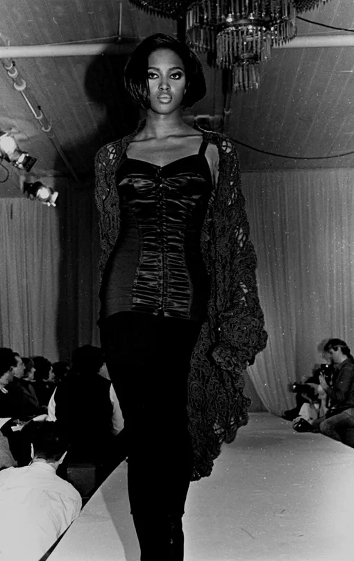 Наоми Кэмпбелл на показе Dolce & Gabbana в 1990 году