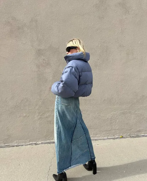 Эльза Хоск в модной джинсовой юбке макси