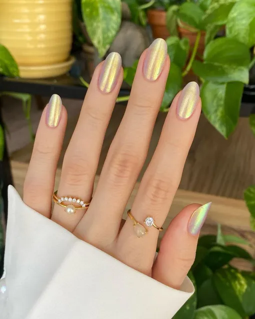Золотые перламутровые ногти