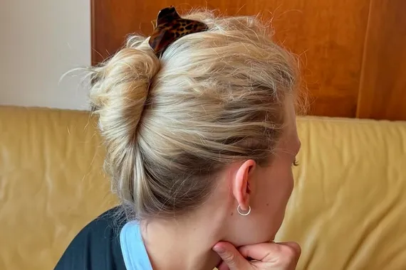 7 модных причесок с крабиком на зиму 2025/2026