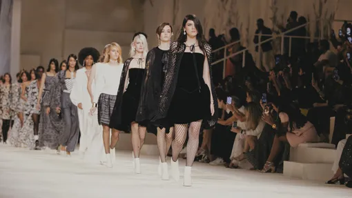 Показ круизной коллекции Chanel в Дубае в 2021 году Показ круизной коллекции Chanel в Дубае в 2021 году